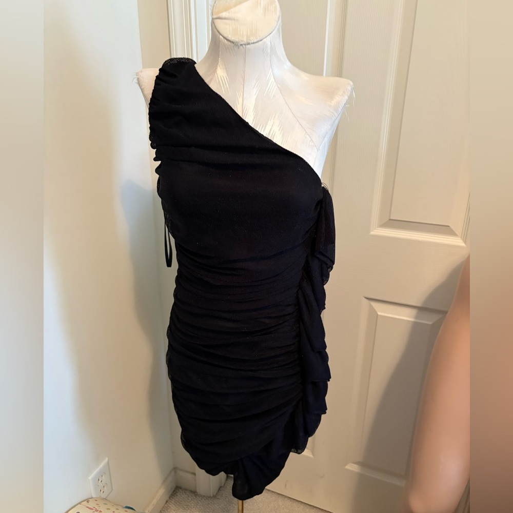 St. John one shoulder dress with ruching silk lined size 8 jet $840